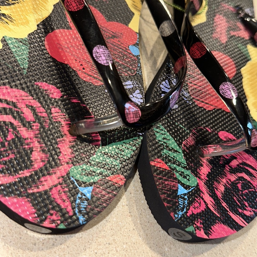 NWT Vera Bradley Havana Rose Small Flip Flops 5/6 - Picture 2 of 2